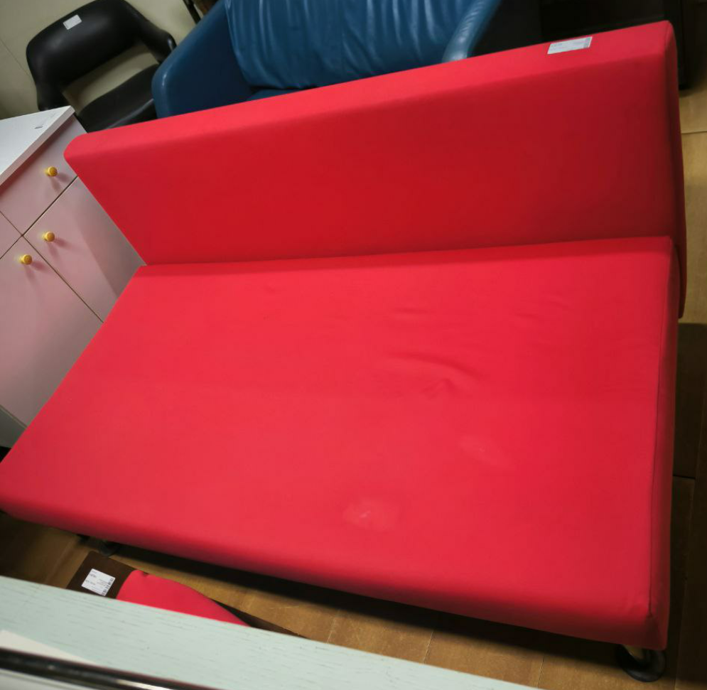 Divanetto R. Rosso Con Contenitore