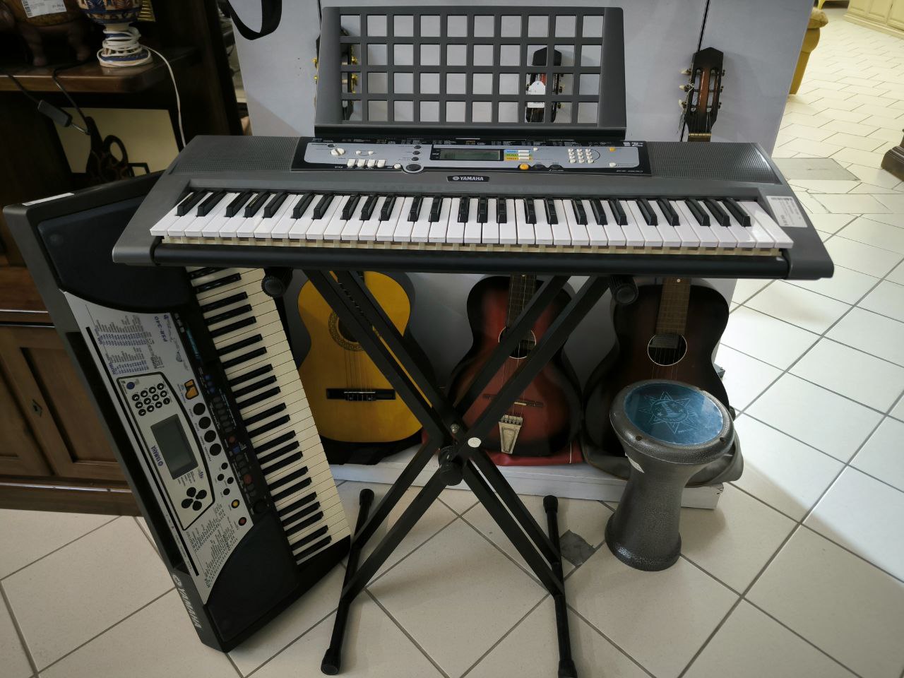 TASTIERA YAMAHA CON PIEDISTALLO E LEGGIO (TASTI LUMINOSI)