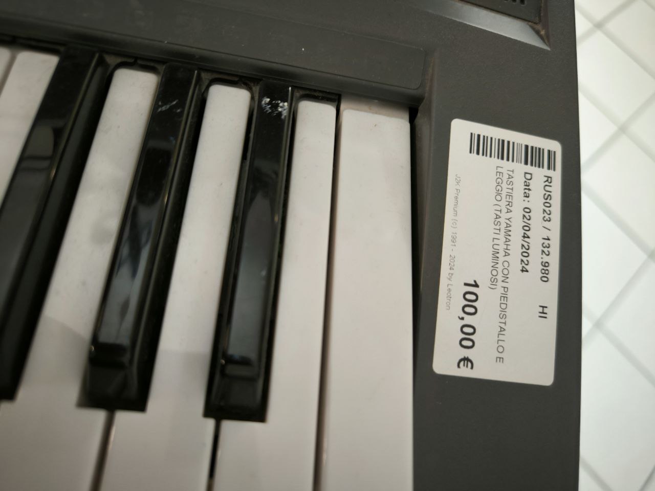 TASTIERA YAMAHA CON PIEDISTALLO E LEGGIO (TASTI LUMINOSI)