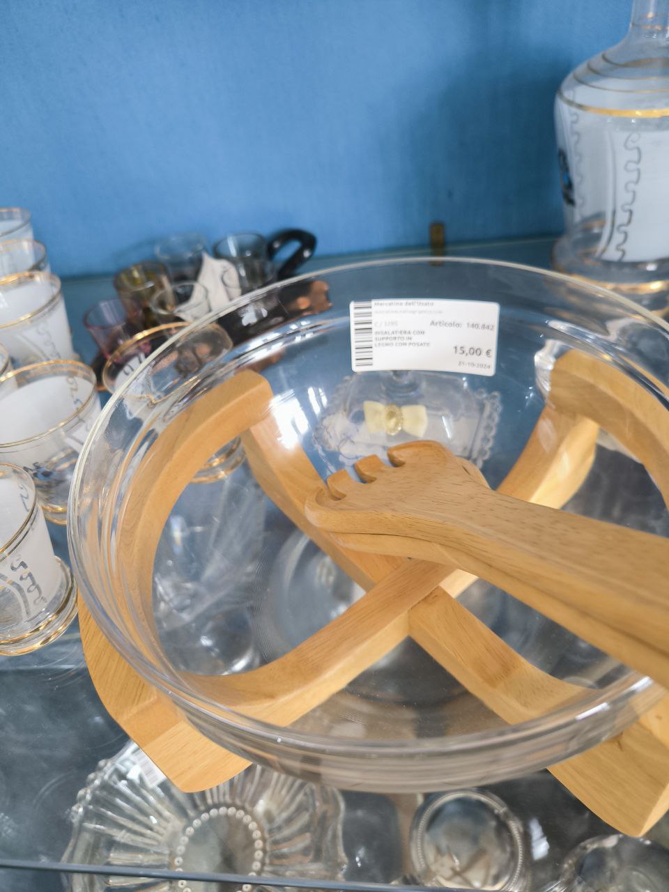 INSALATIERA CON SUPPORTO IN LEGNO
+ POSATE