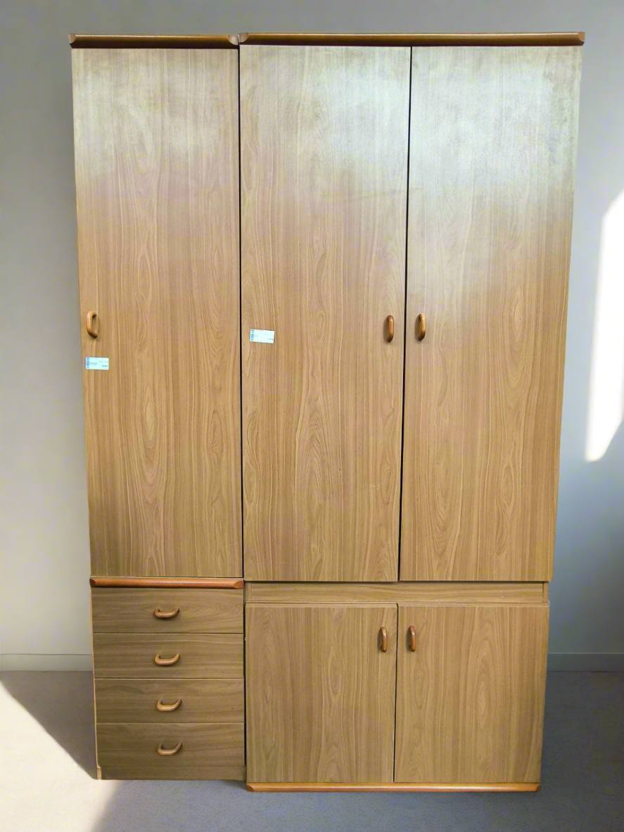 ARAMADIO 2 SPORTELLI COLORE LEGNO+ARMADIO ABBINATO 1 SPORTELLO €50,00