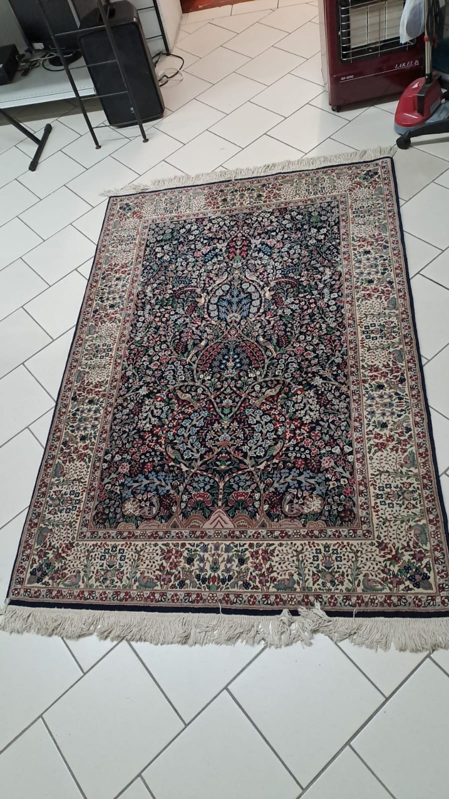 Tappeto Berkana 203x138 Bordo Nero Fontana Di Fiori