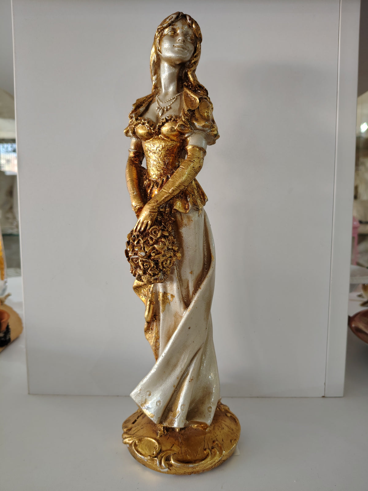 Statuetta Donna Con Bouchet In Resina Finiture Dorate