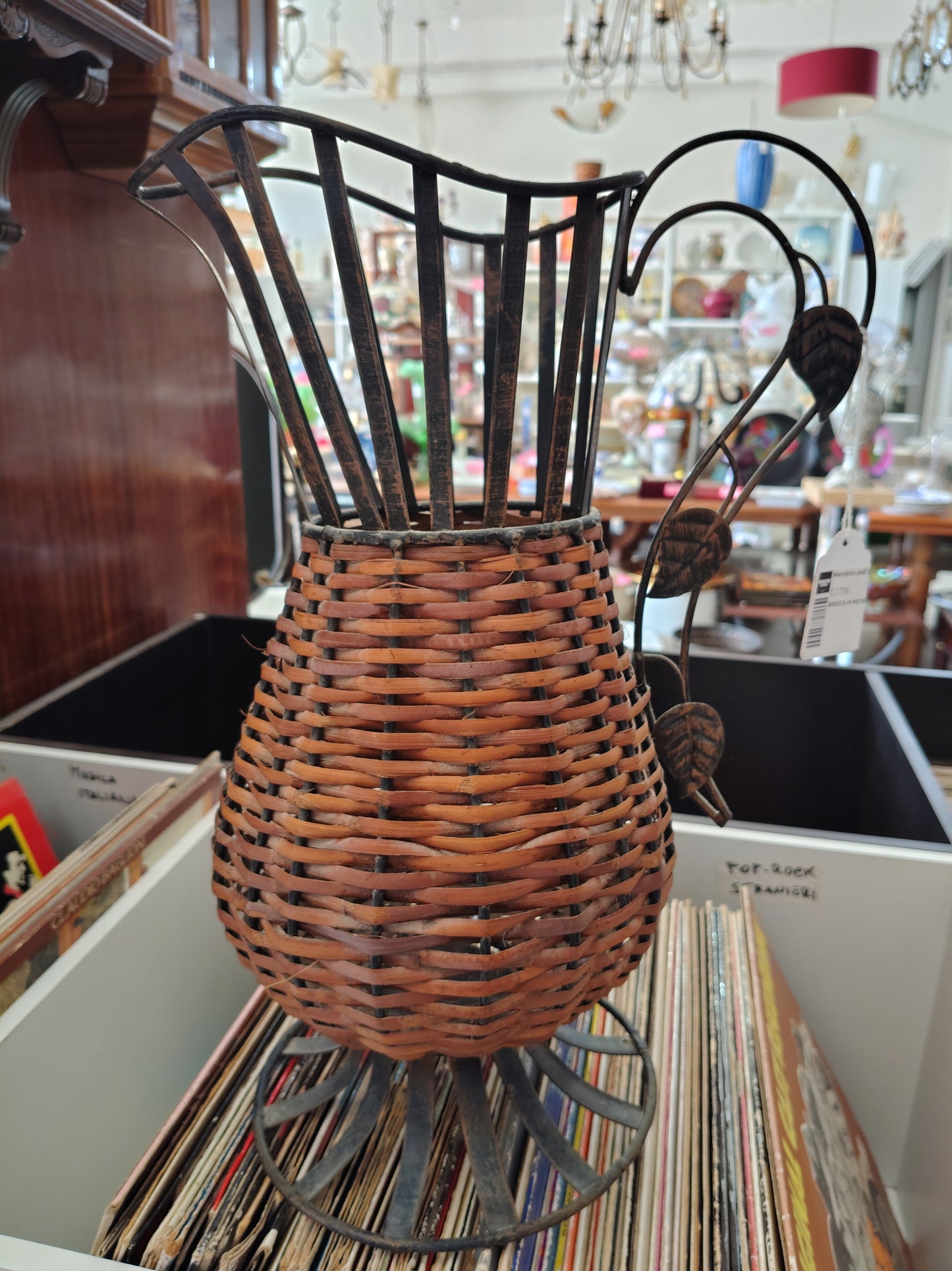 Brocca In Metallo E Rattan