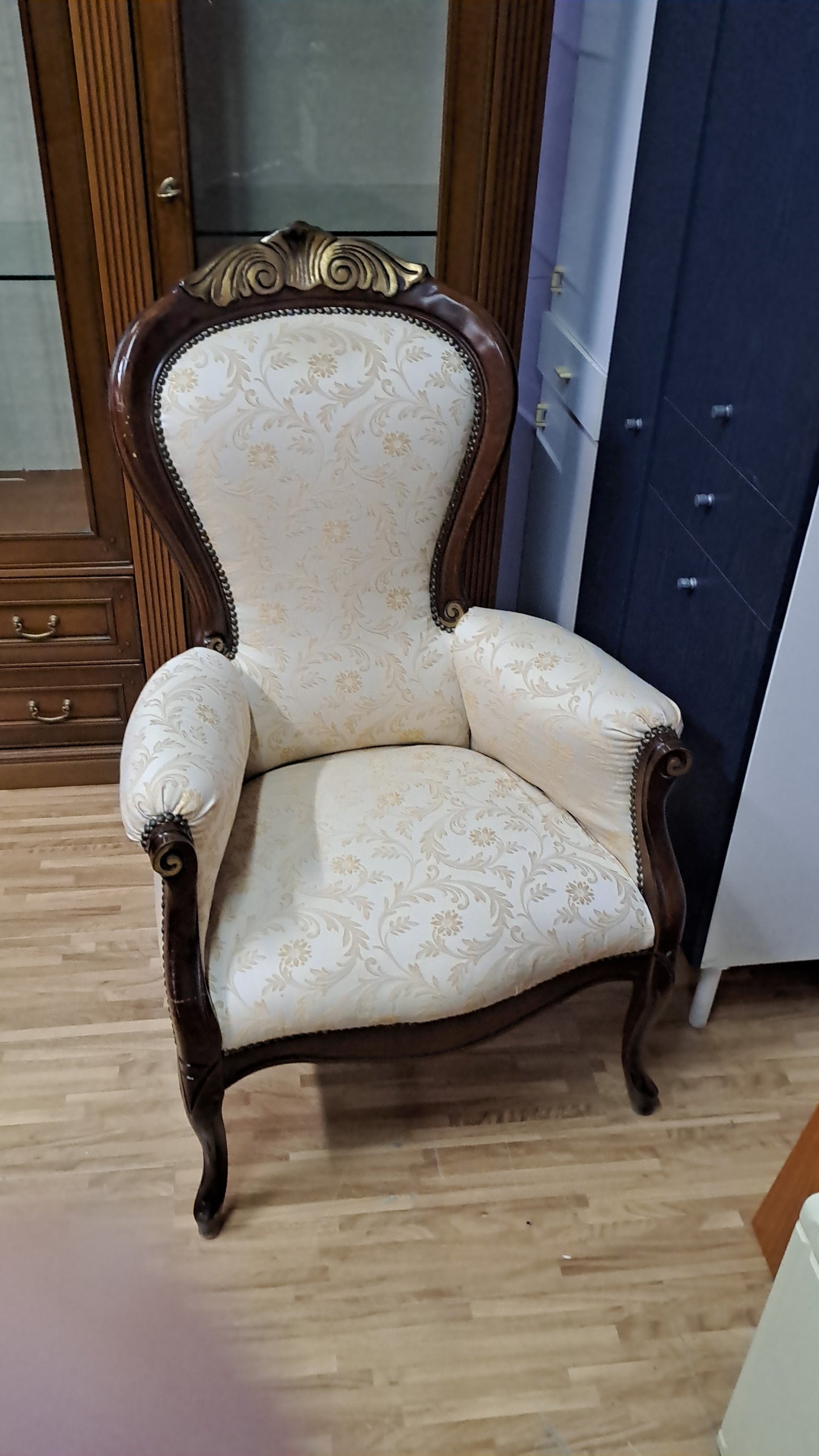 Poltrona Tessuto Broccato Beige Con Decoro Dorato Sulla Spalliera Struttura Noce Scuro