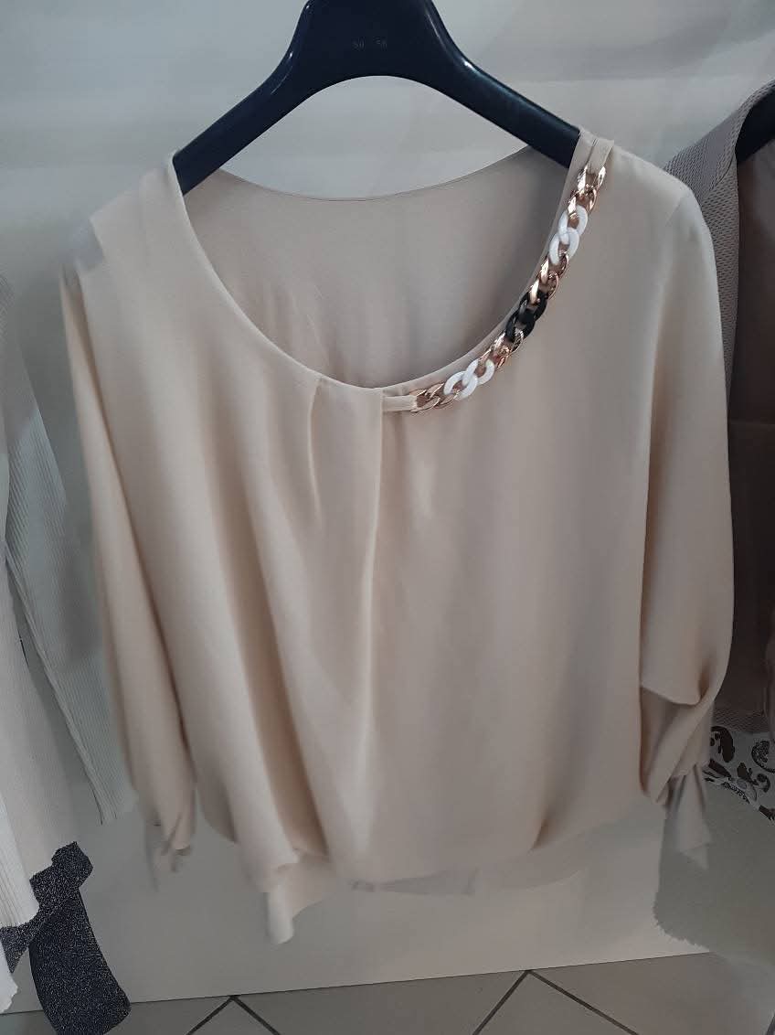 Magliettina Beige Con Catena Bianca E Dorata