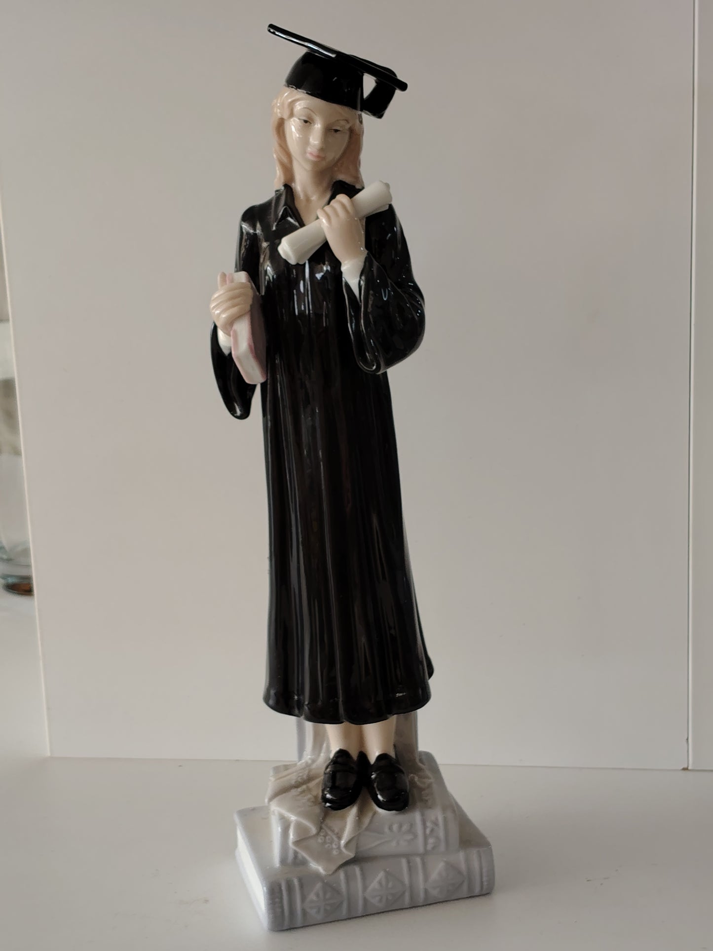 Statua In Porcellana Morena Ragazza Diploma