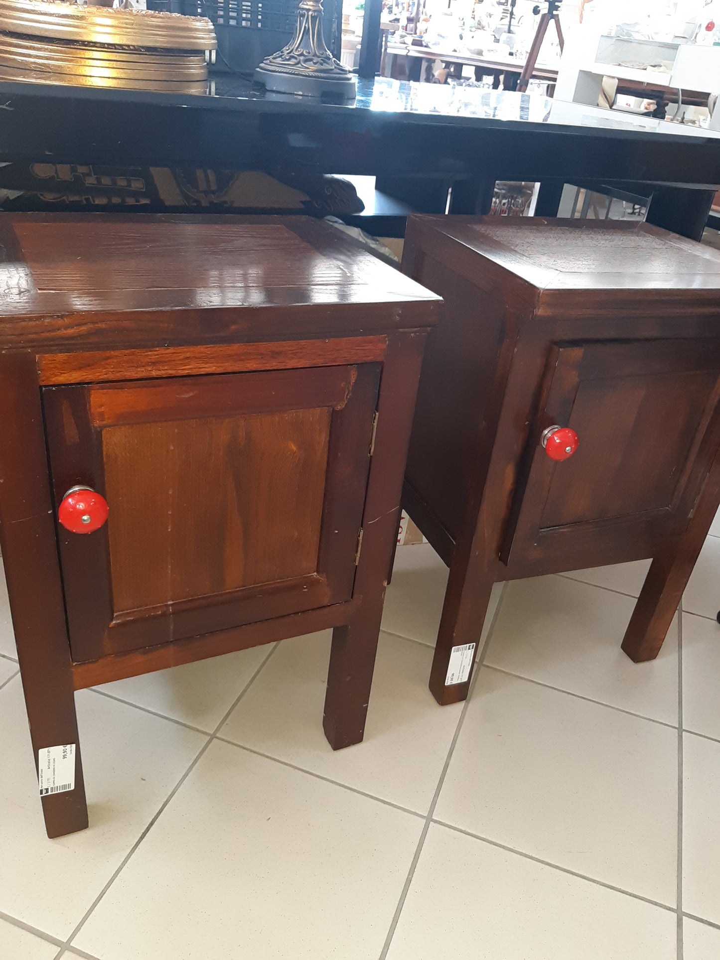 Coppia Di Comodini In Legno Pomelli Rossi