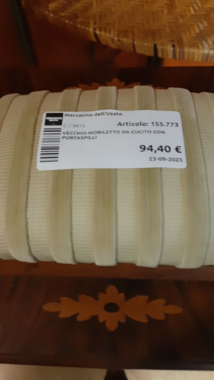 Vecchio Mobiletto Da Cucito Con Portaspilli
