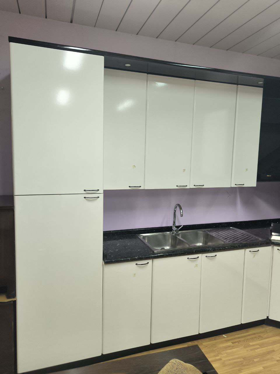 Cucina Bianca Ad Angolo No Frigo