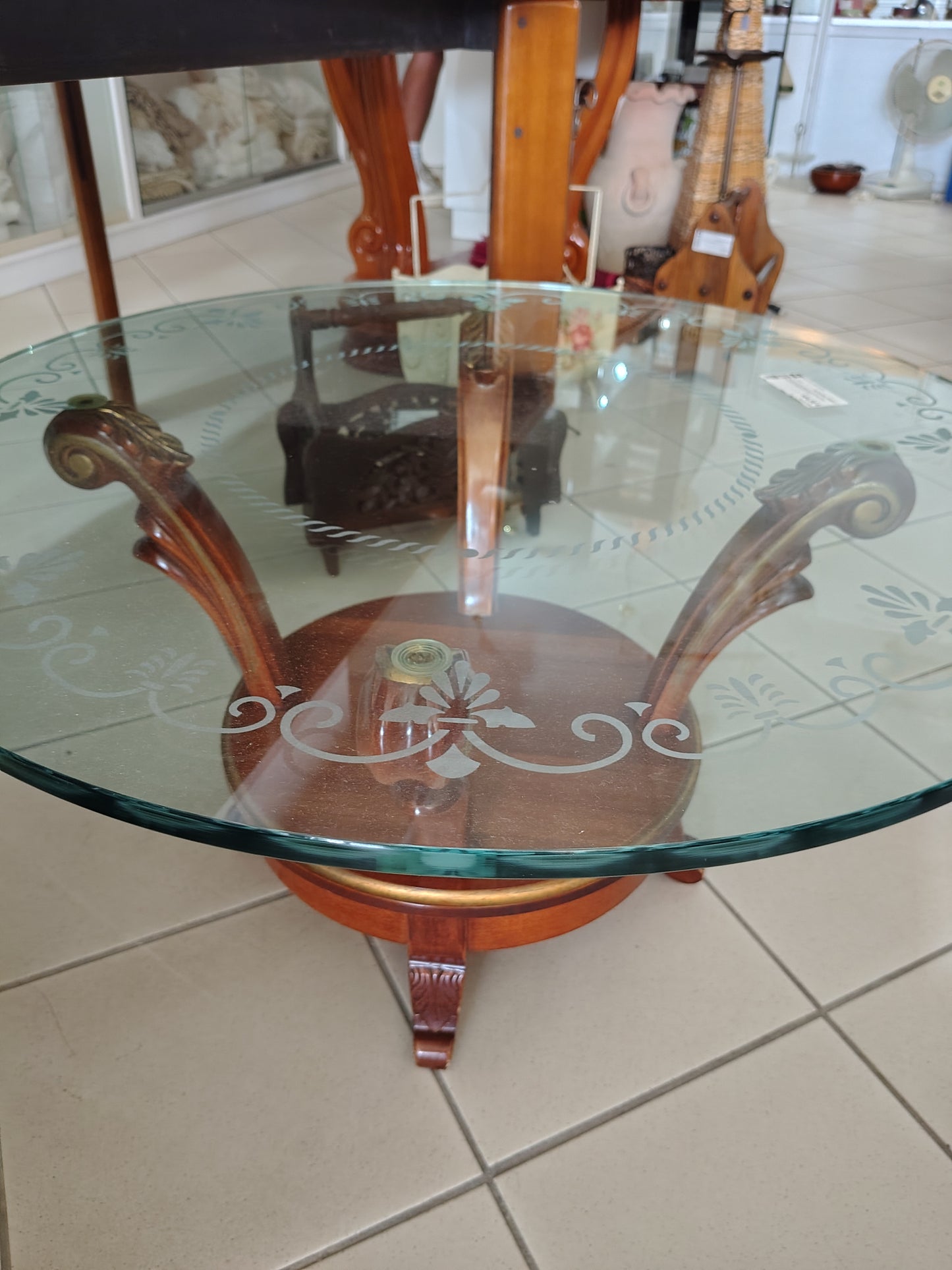 Tavolino Rotondo In Vetro Con Decori E Base In Legno