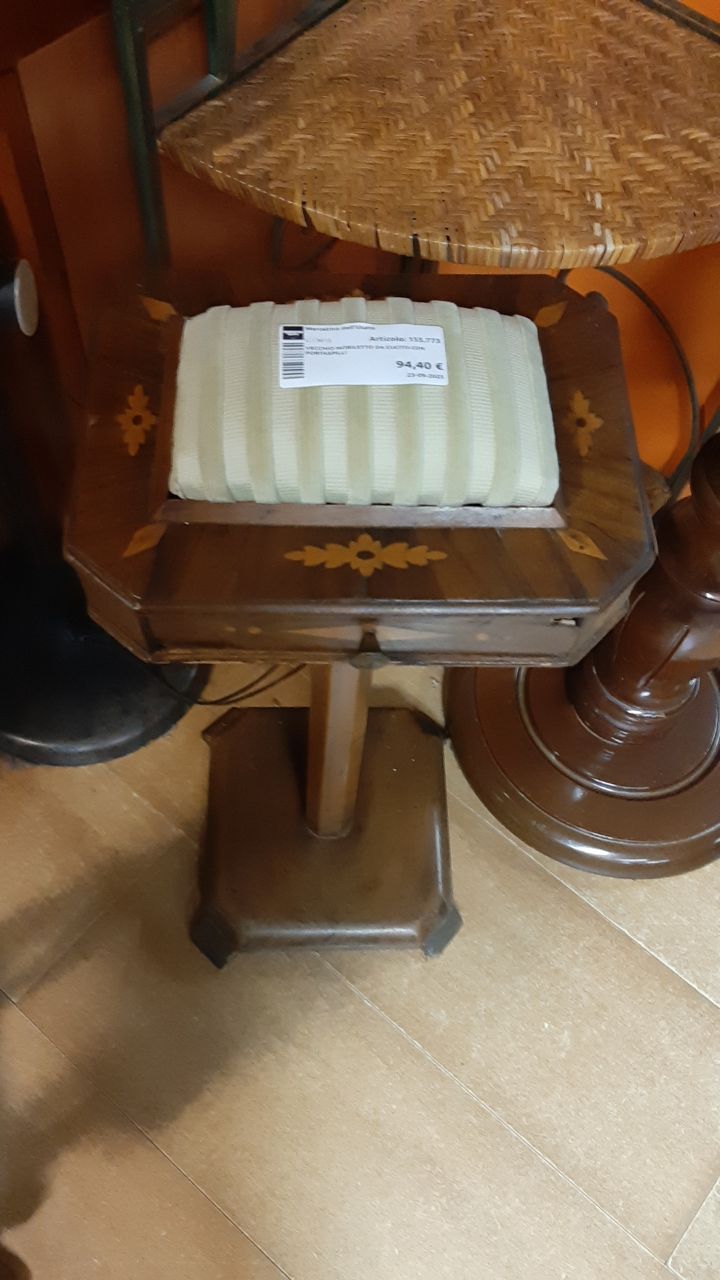 Vecchio Mobiletto Da Cucito Con Portaspilli