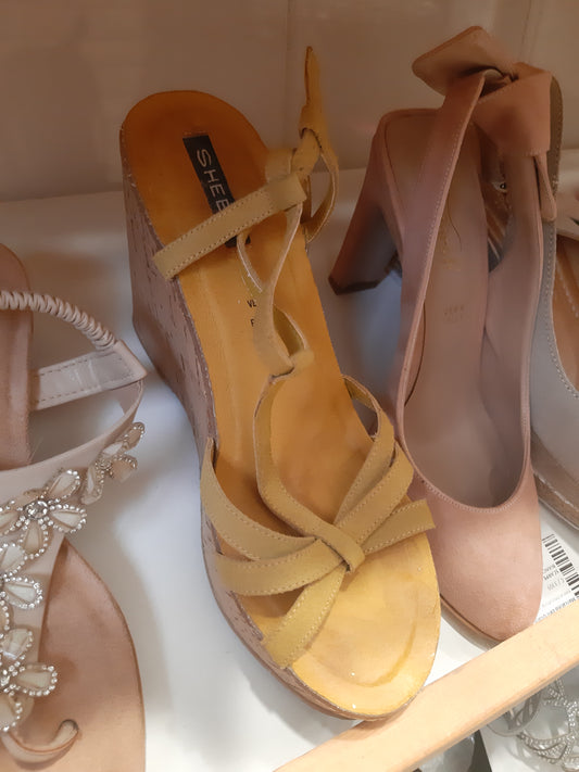 Sandalo Con Zeppa Color Senape Mis 38