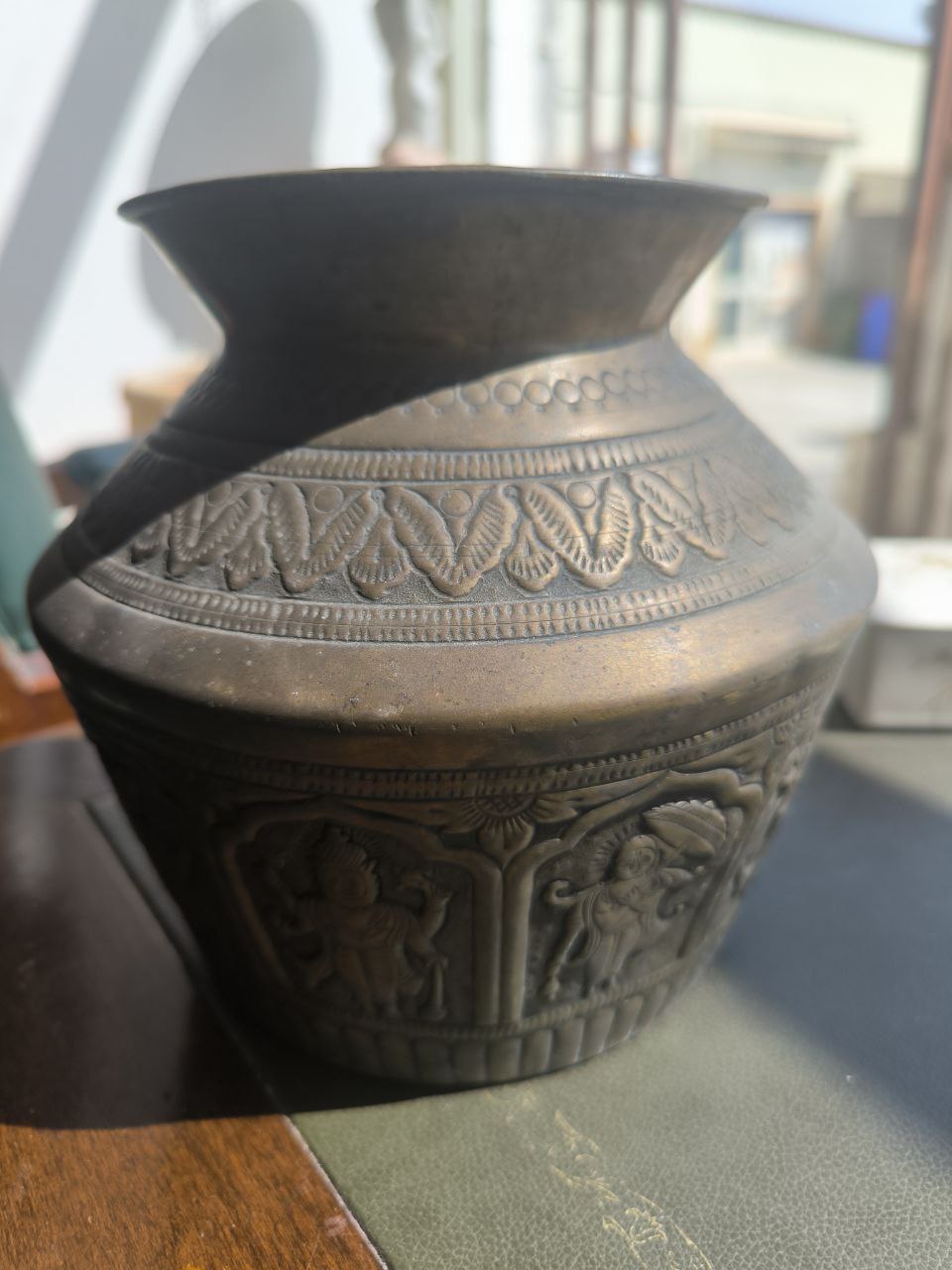 Vaso Per Acqua In Ottone Figure Orientali
