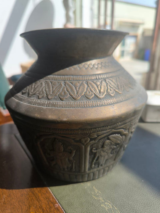 Vaso Per Acqua In Ottone Figure Orientali