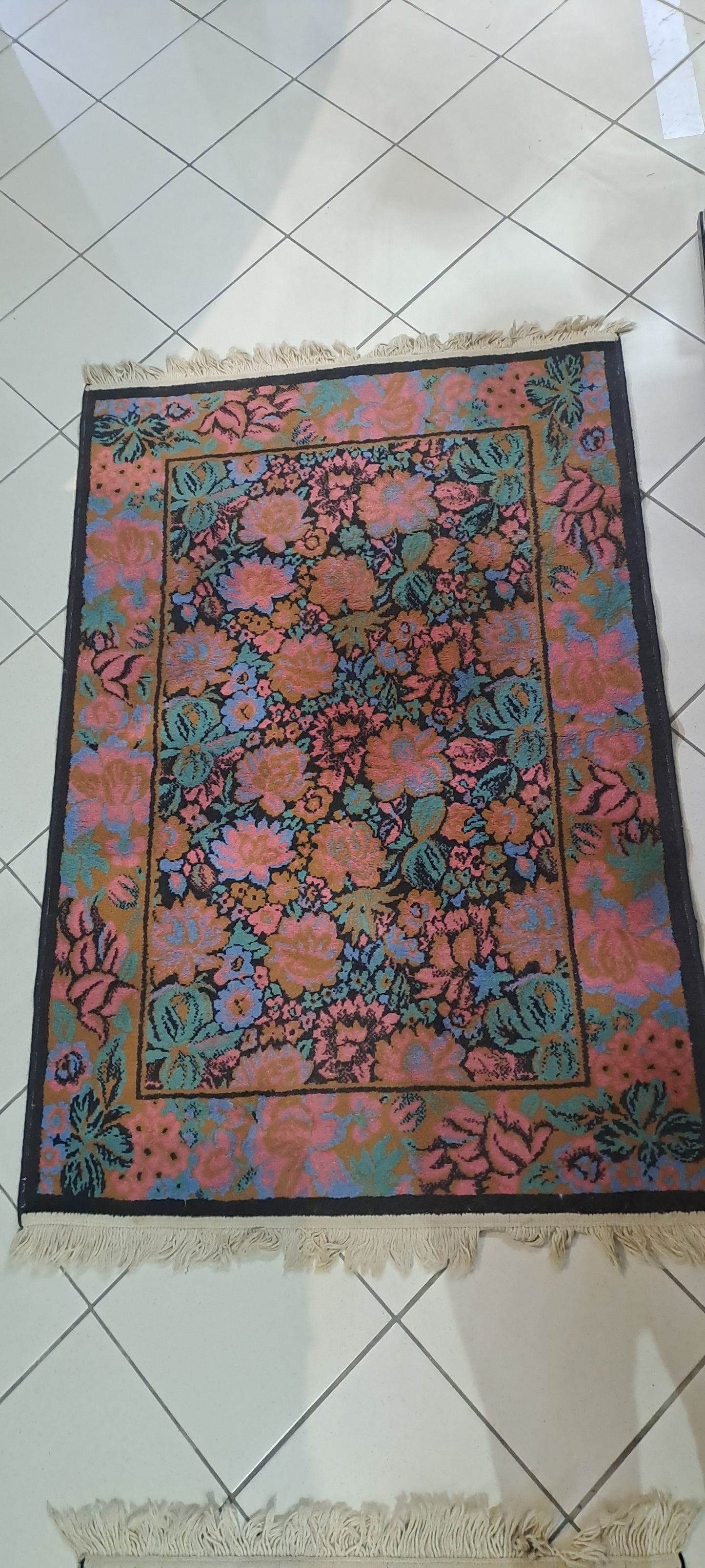 Tappeto Bordo Nero Con Fiori Rosa E Verdi 150x101