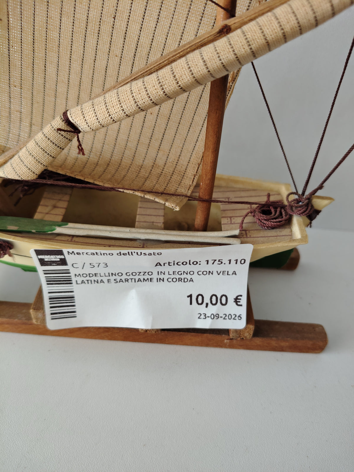 Modellino Gozzo In Legno Con Vela Latina E Sartiame In Corda