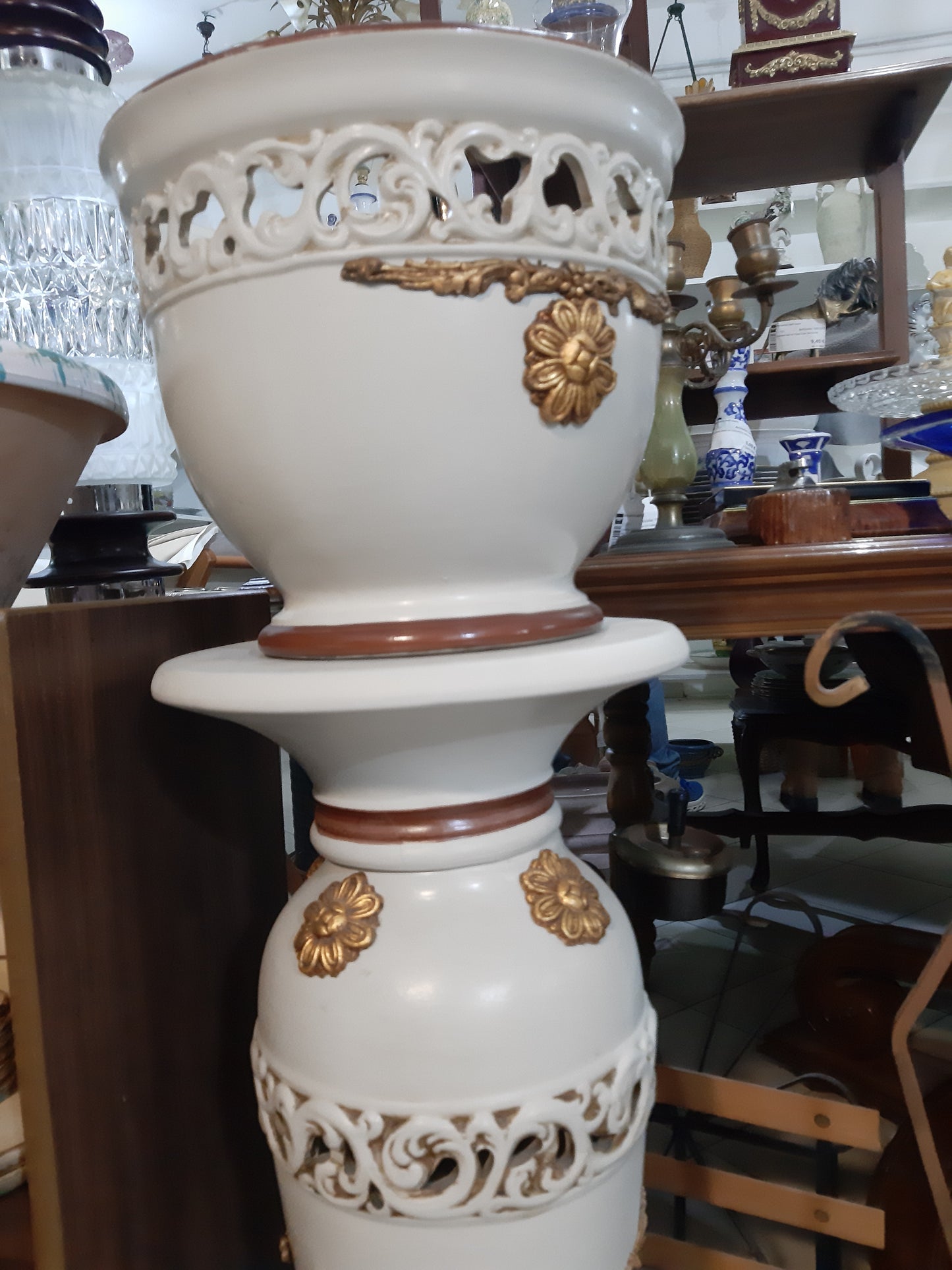 Piedistallo In Ceramica Con Cachepot Abbinato Con Finiture Dorate E Parti Traforate