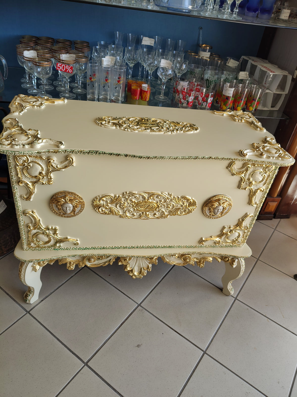 Baule Bianco Con Decorazioni Dorate