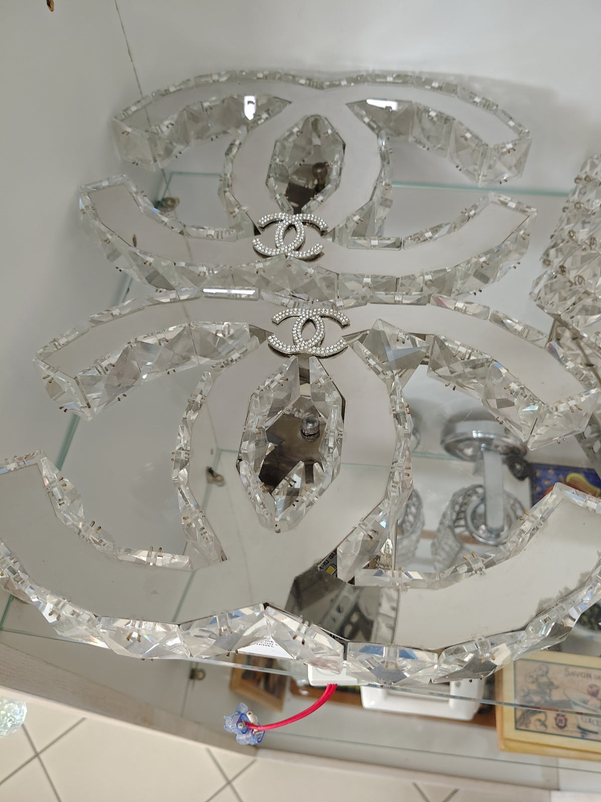 Applique In Metallo Comato Paralume Con Cristalli Sfaccettati Forma Chanel