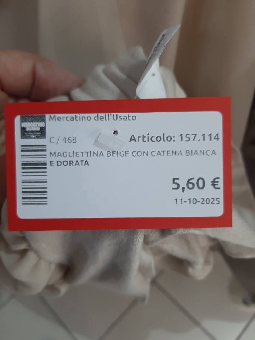 Magliettina Beige Con Catena Bianca E Dorata