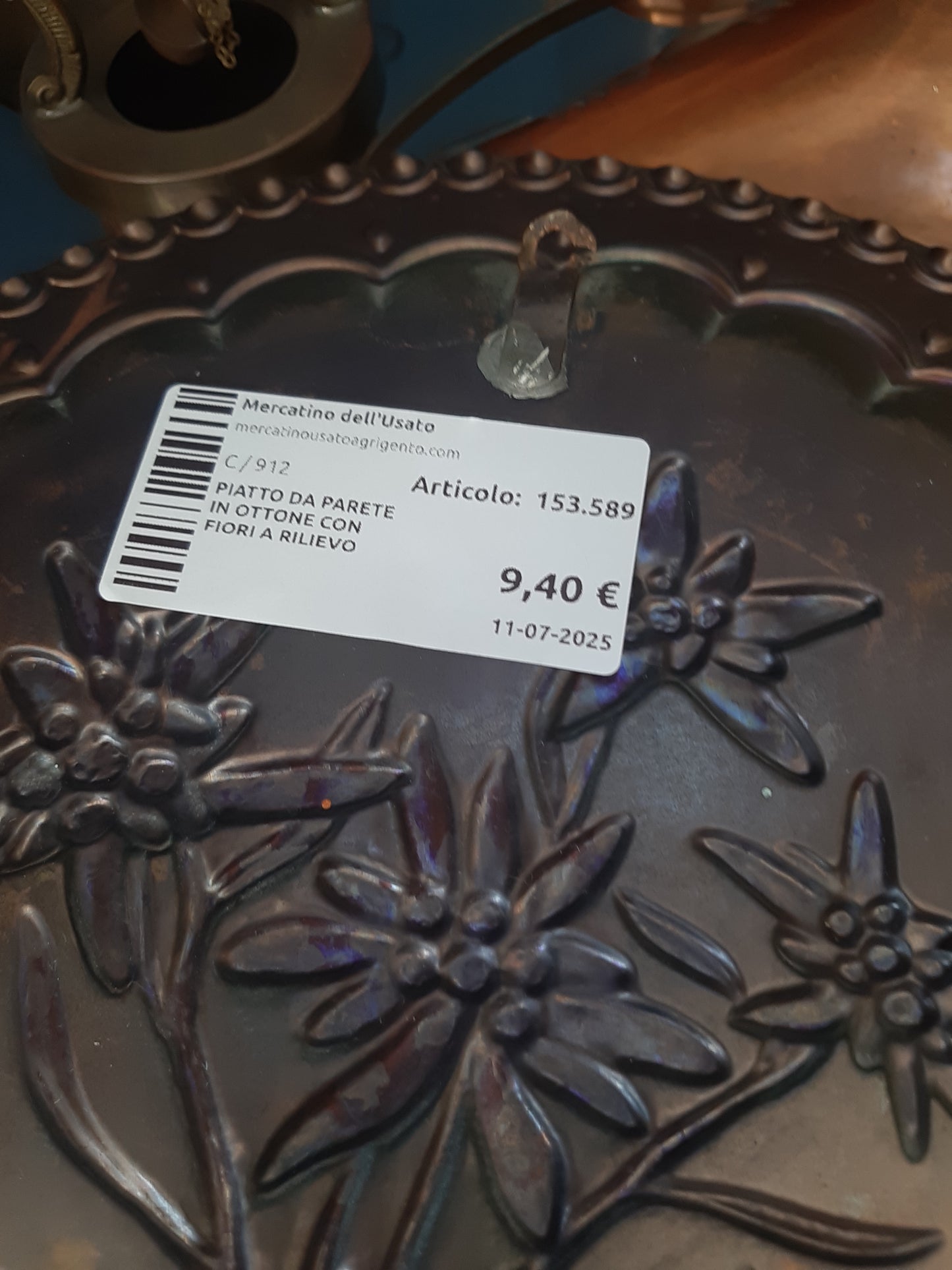 Piatto Da Parete In Ottone Con Fiori A Rilievo