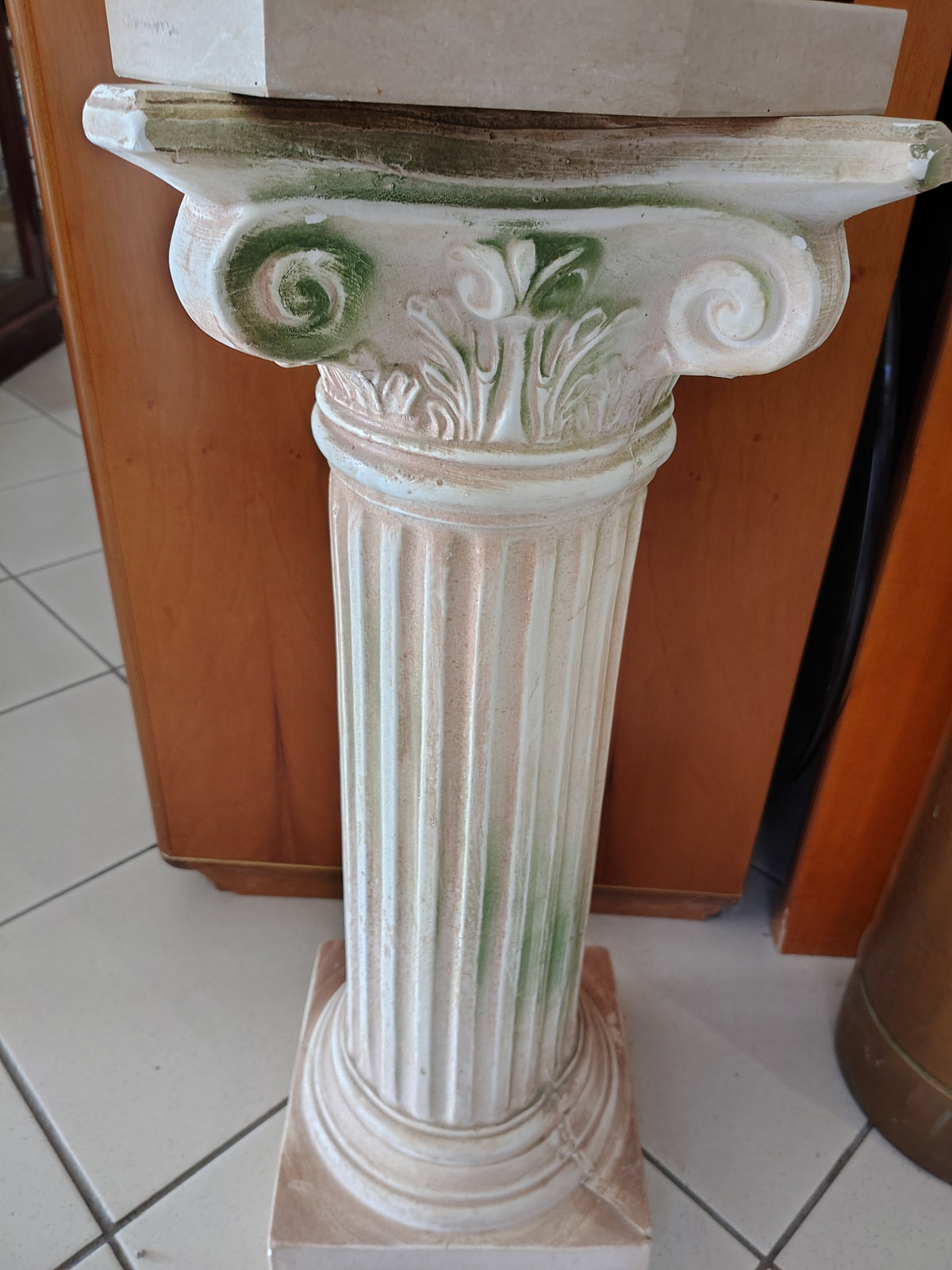 Colonna In Gesso Con Capitello