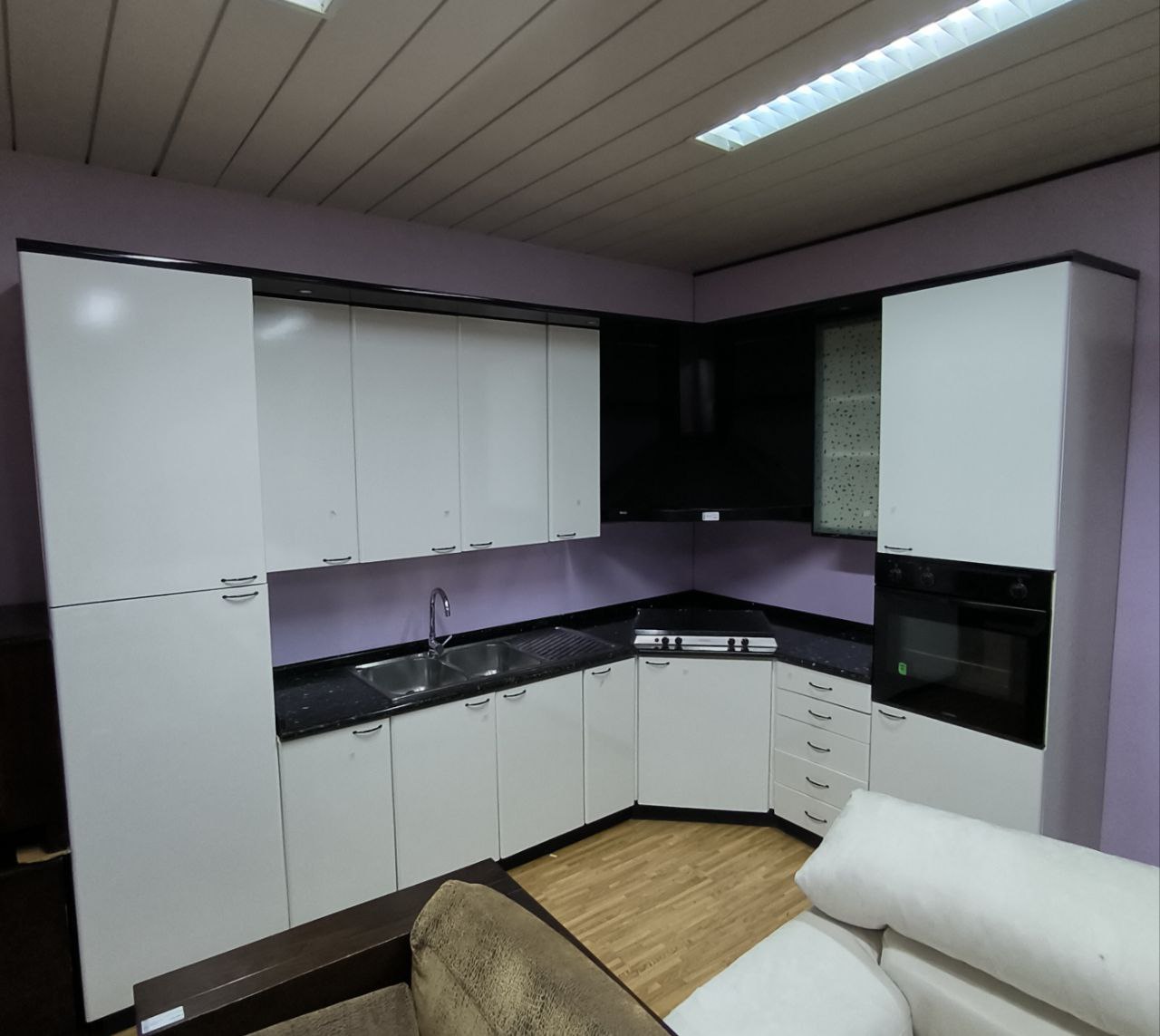 Cucina Bianca Ad Angolo No Frigo