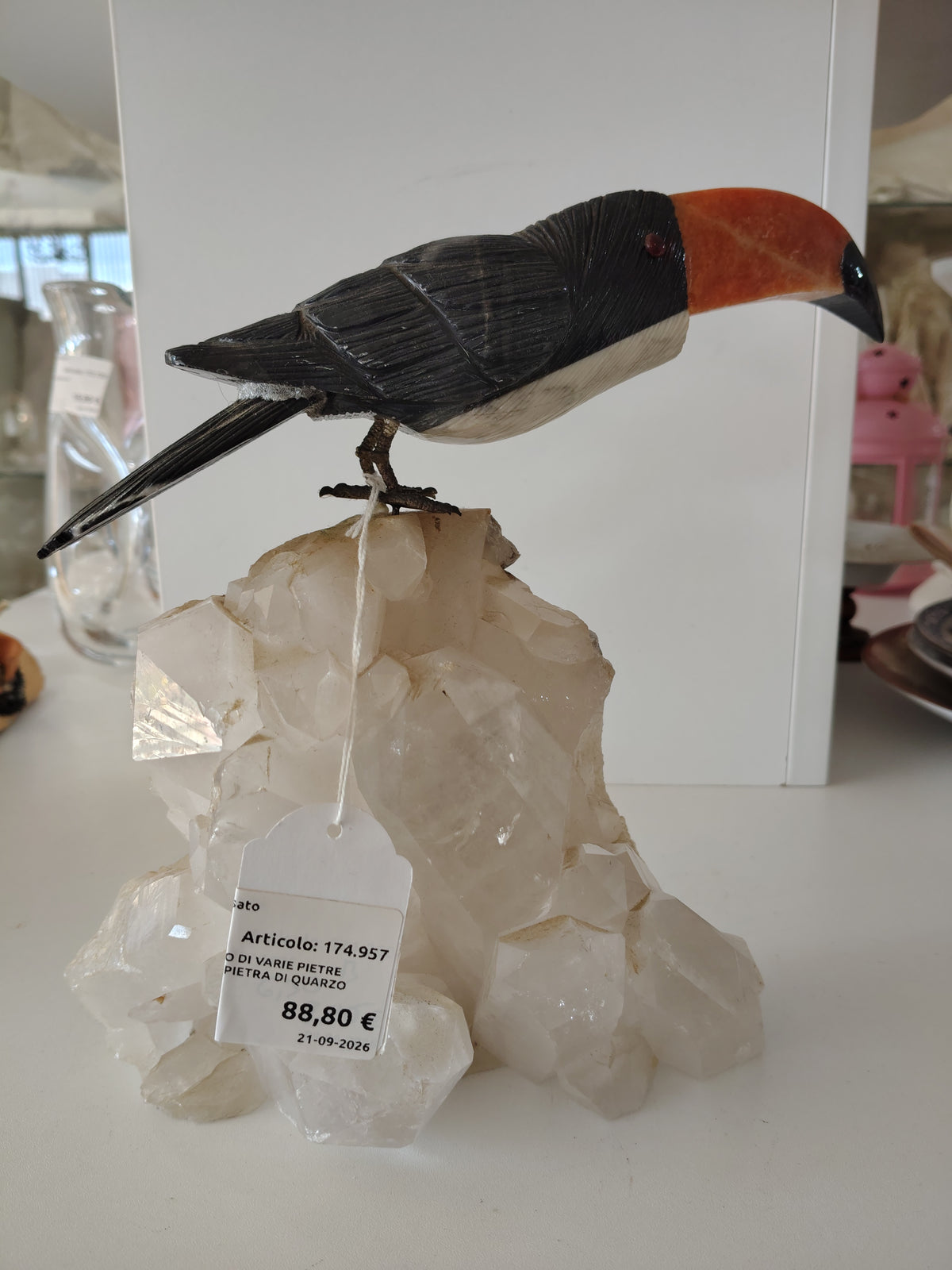 Scultura Tucano Di Varie Pietre Semipreziose Su Pietra Di Quarzo