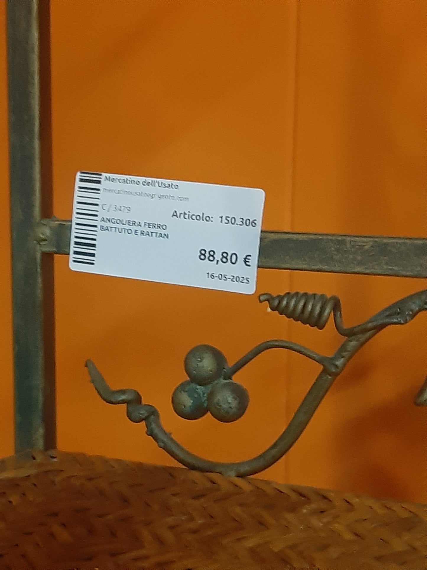 Angoliera Ferro Battuto E Rattan