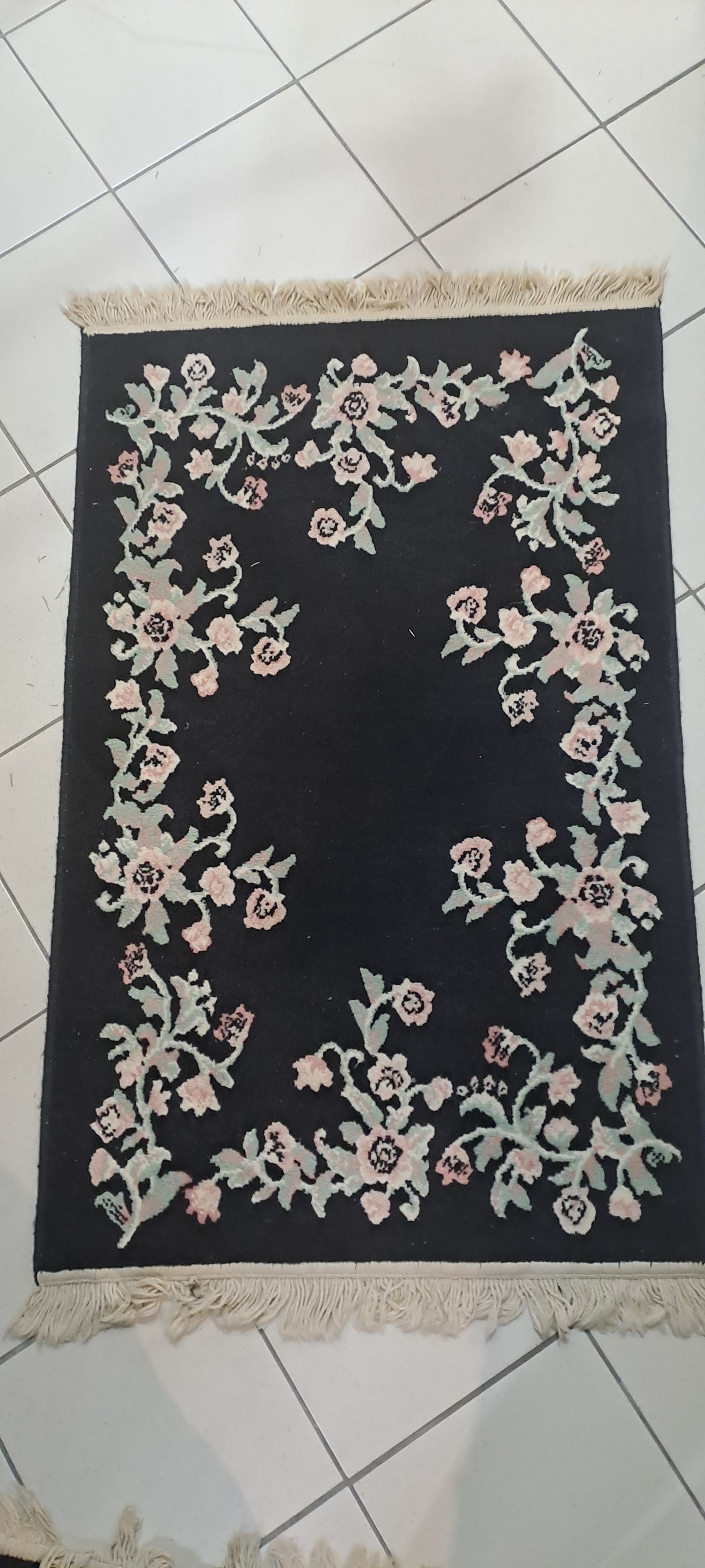 Tappeto Nero Con Fiori Rosa 120x77