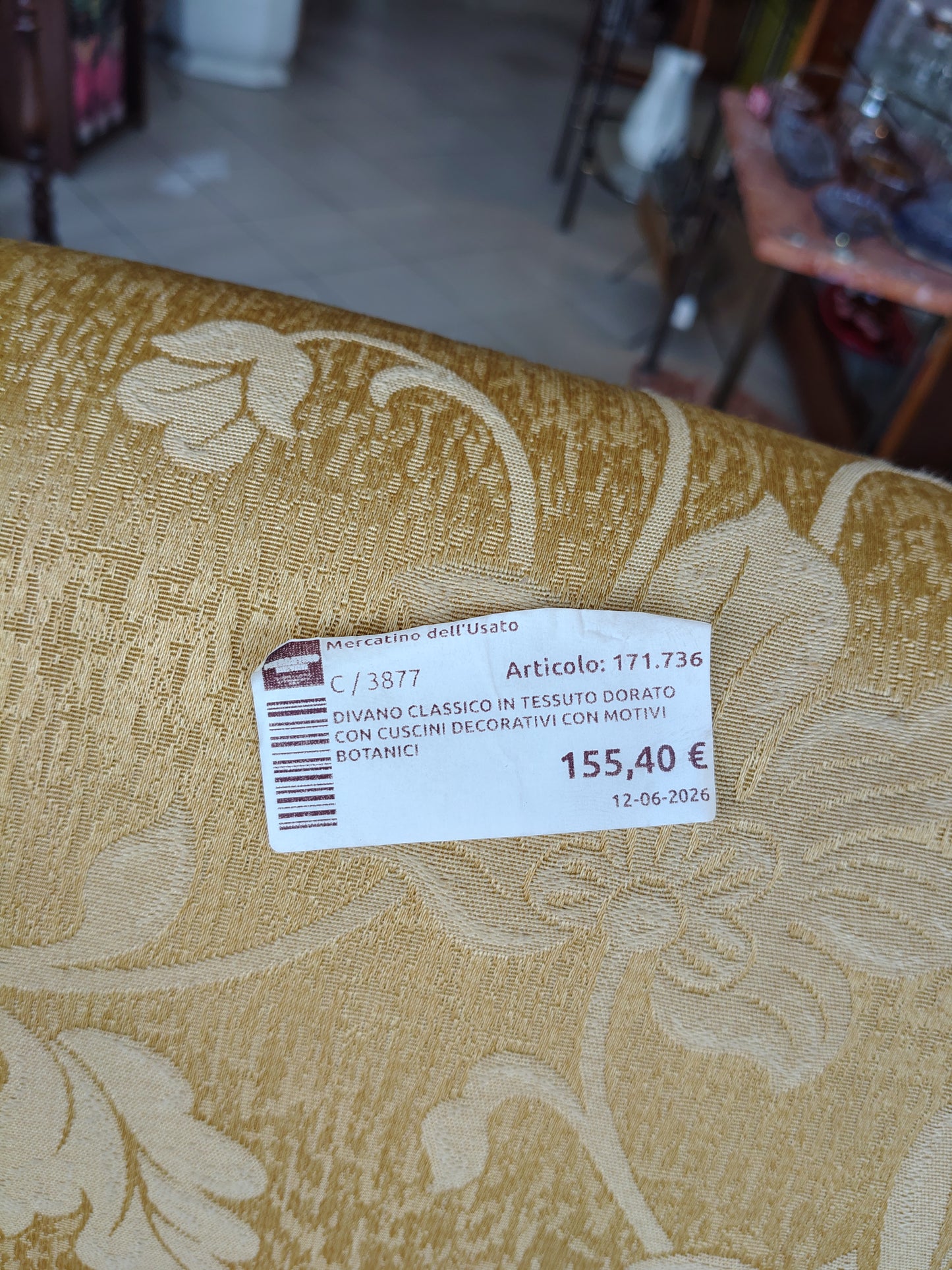 Divano Classico In Tessuto Dorato Con Cuscini Decorativi Con Motivi Botanici