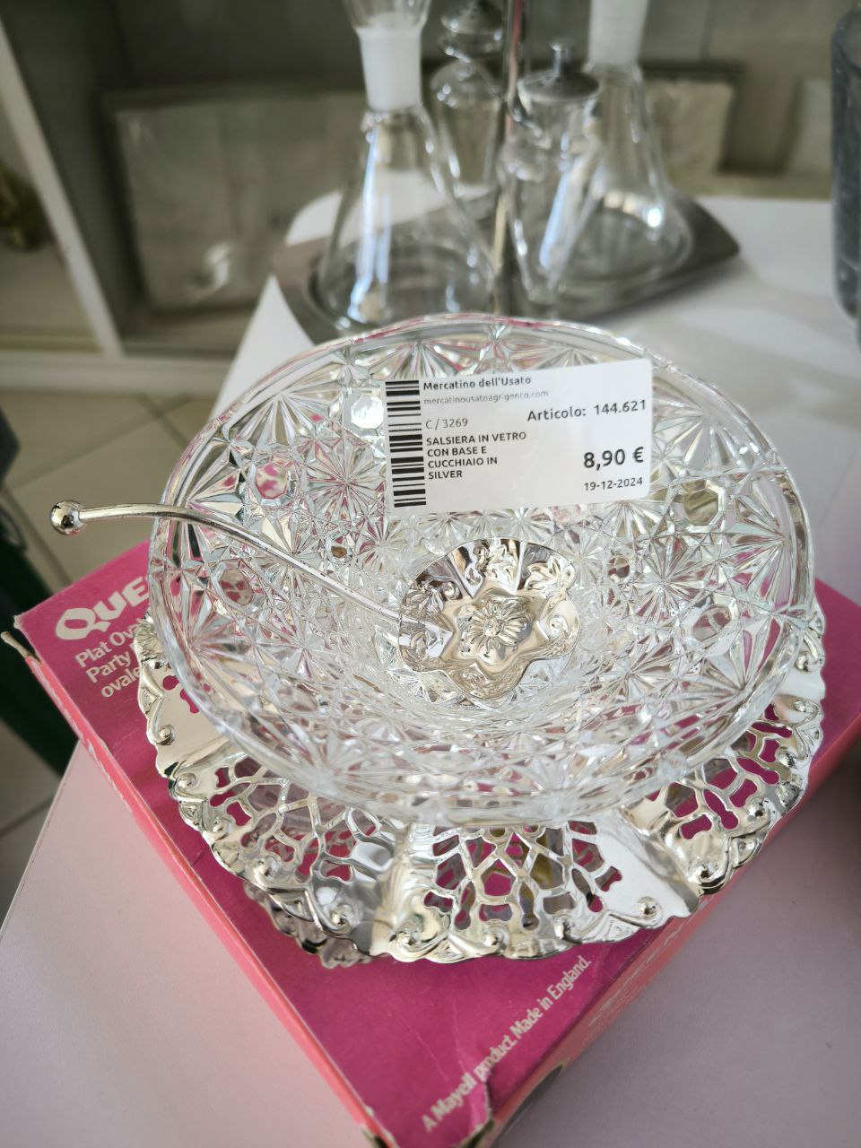 SALSIERA IN VETRO CON BASE 
E CUCCHIAIO IN SILVER