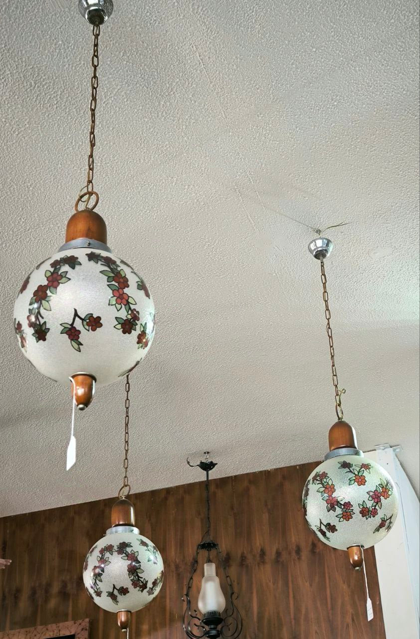 LAMPADARIO A BOCCIA 
DECORAZIONE FIORI ROSSI 
BASE LEGNO