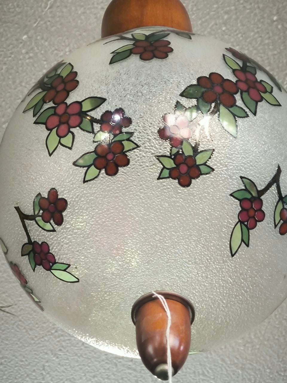 LAMPADARIO A BOCCIA 
DECORAZIONE FIORI ROSSI 
BASE LEGNO