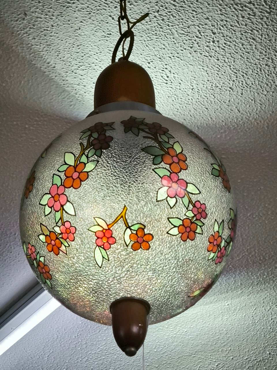 LAMPADARIO A BOCCIA 
DECORAZIONE FIORI ROSSI 
BASE LEGNO