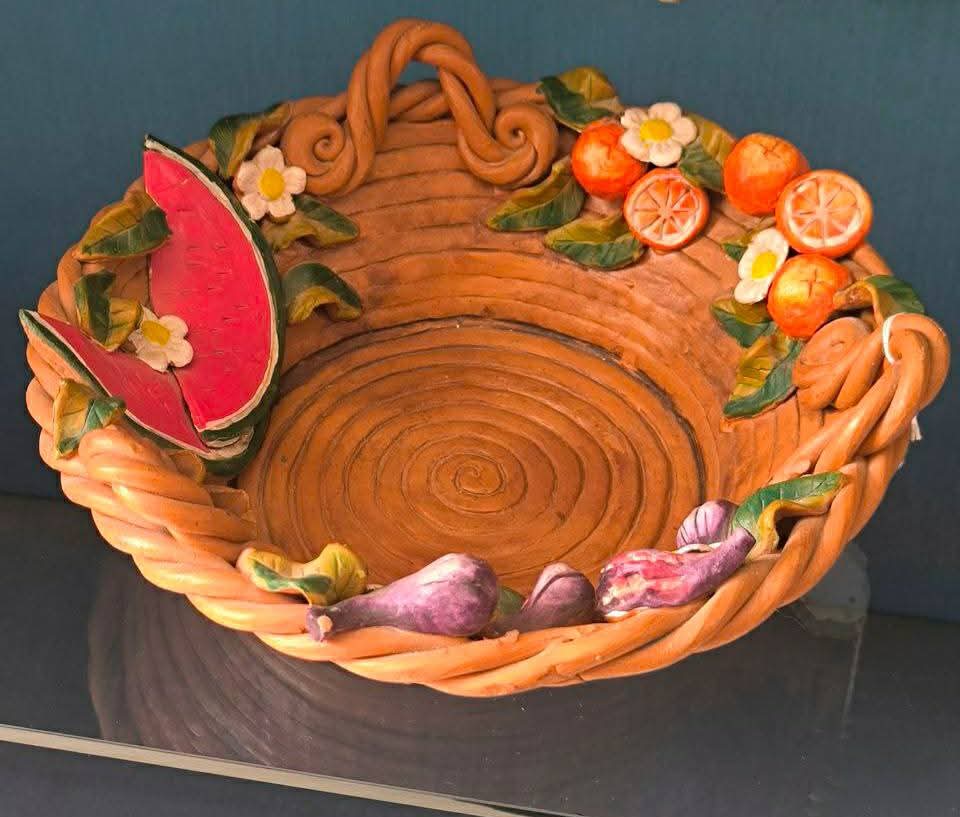 Cestino In Terracotta Con Fruttini A Rilievo