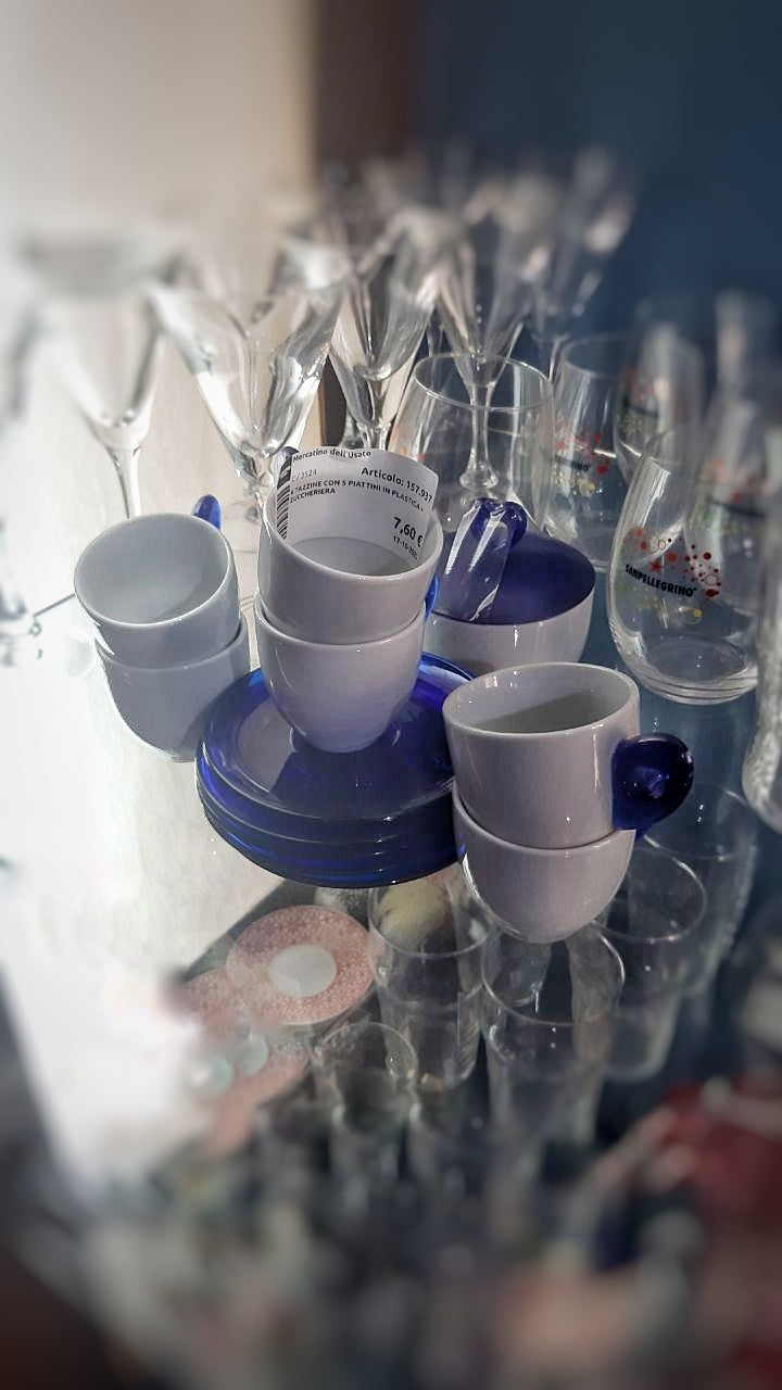 6 Tazzine Con 5 Piattini In Plastica + Zuccheriera