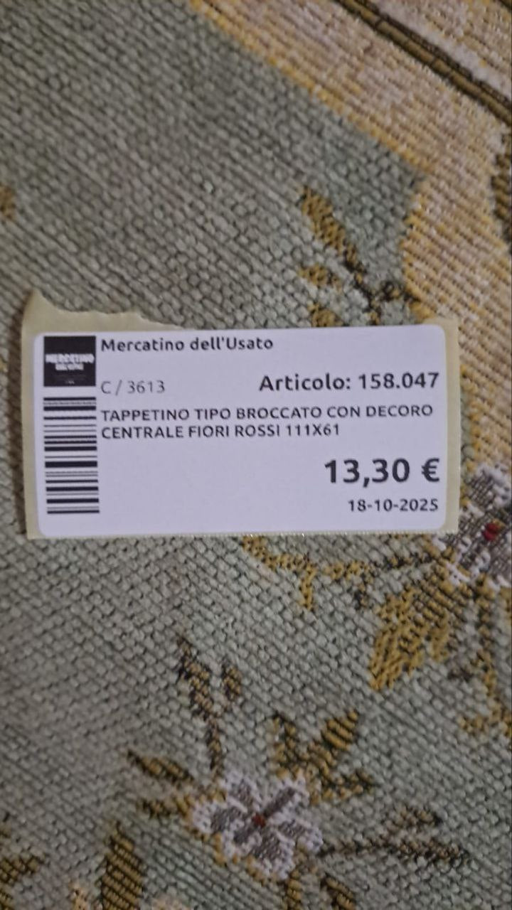 Tappetino Tipo Broccato Con Decoro Centrale Fiori Rossi 111x61