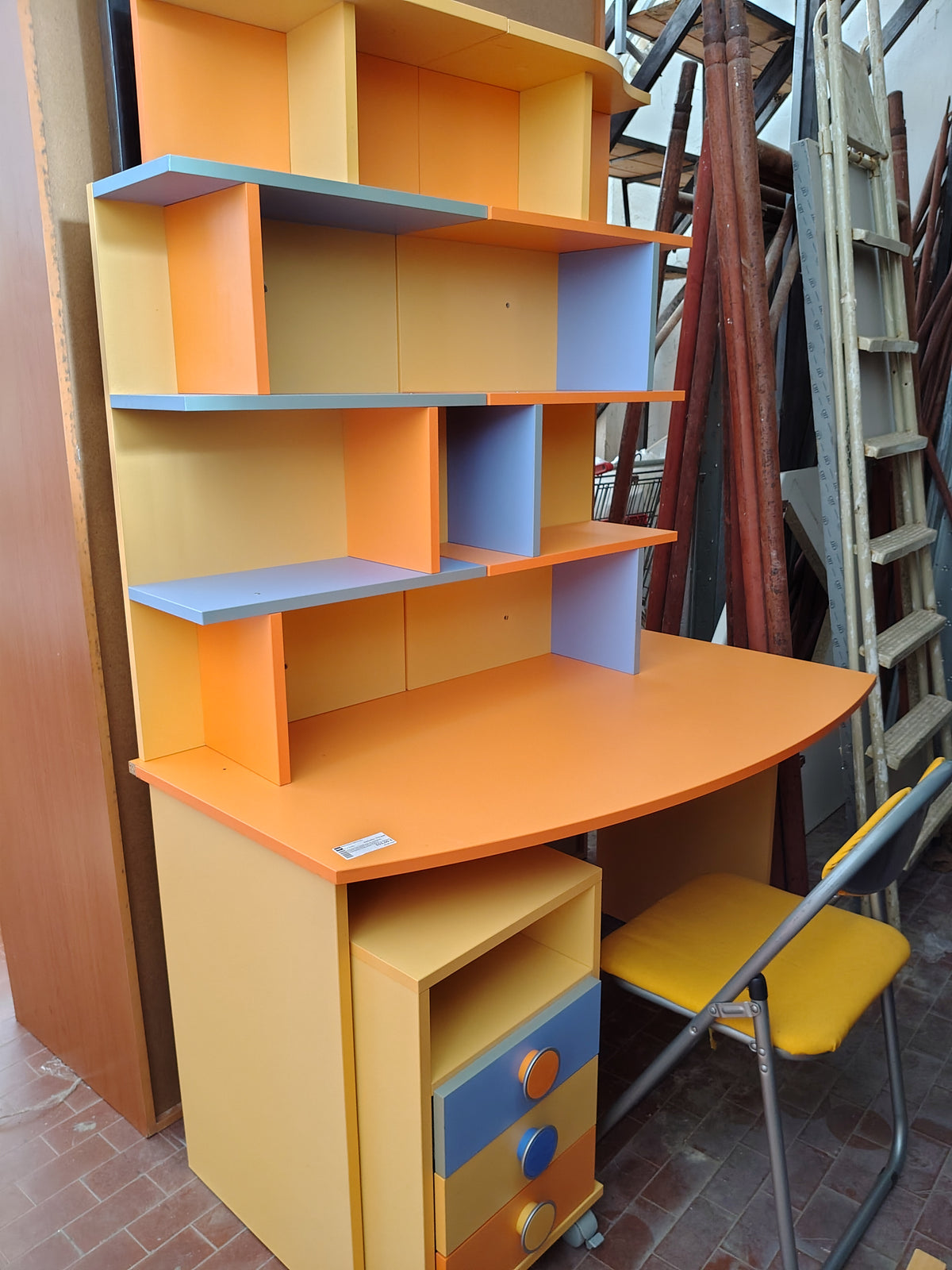 Stanzetta Completa Di Armadio Ponte Armadio Tre Cassetti Comodino Scrivania E Sedia E Libreria