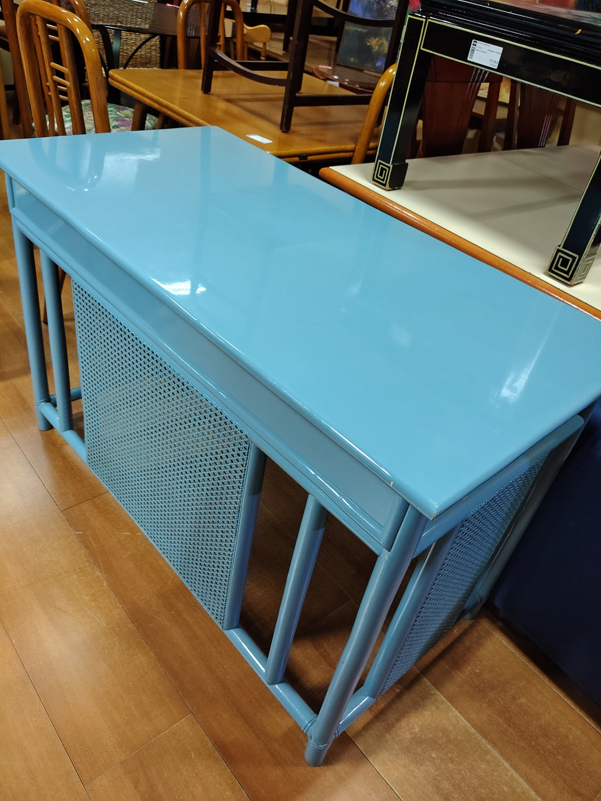 Scrivania In Rattan E Bambù Azzurra Con Sedia Abbinata Seduta Rovinata