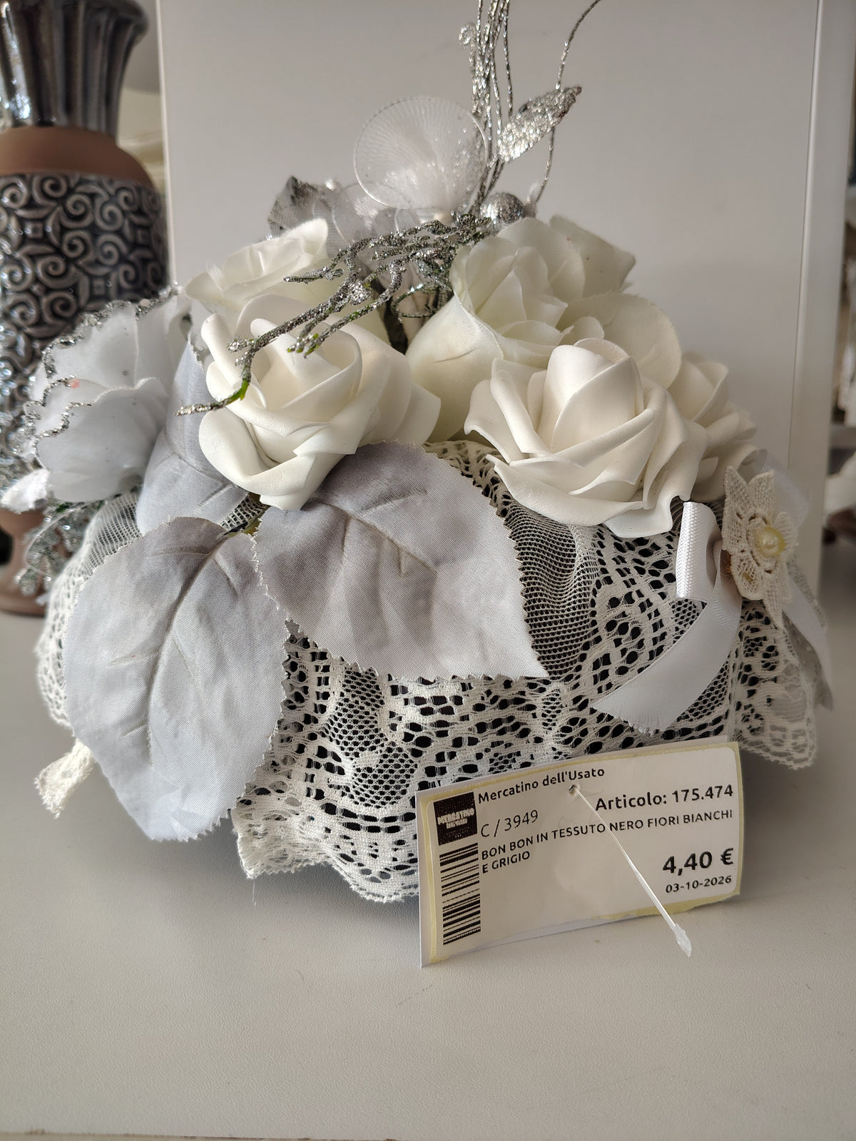 Bon Bon In Tessuto Nero Fiori Bianchi E Grigio