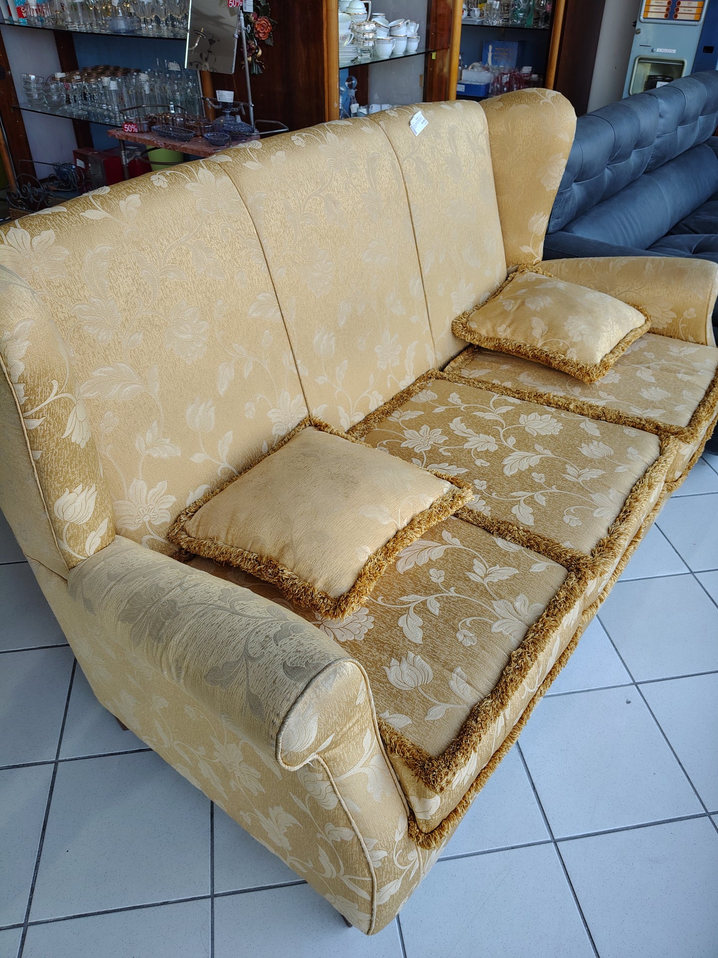 Divano Classico In Tessuto Dorato Con Cuscini Decorativi Con Motivi Botanici