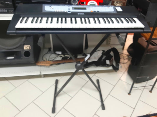 Tastiera Yamaha Psr E213 Con Custodia E Leggio+alimentatore Alla Cassa