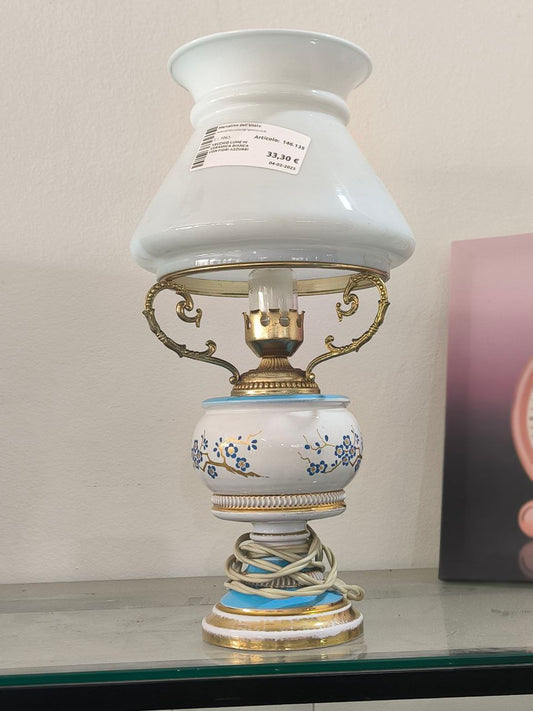 Vecchio Lume In Ceramica Bianca Con Fiori Azzurri