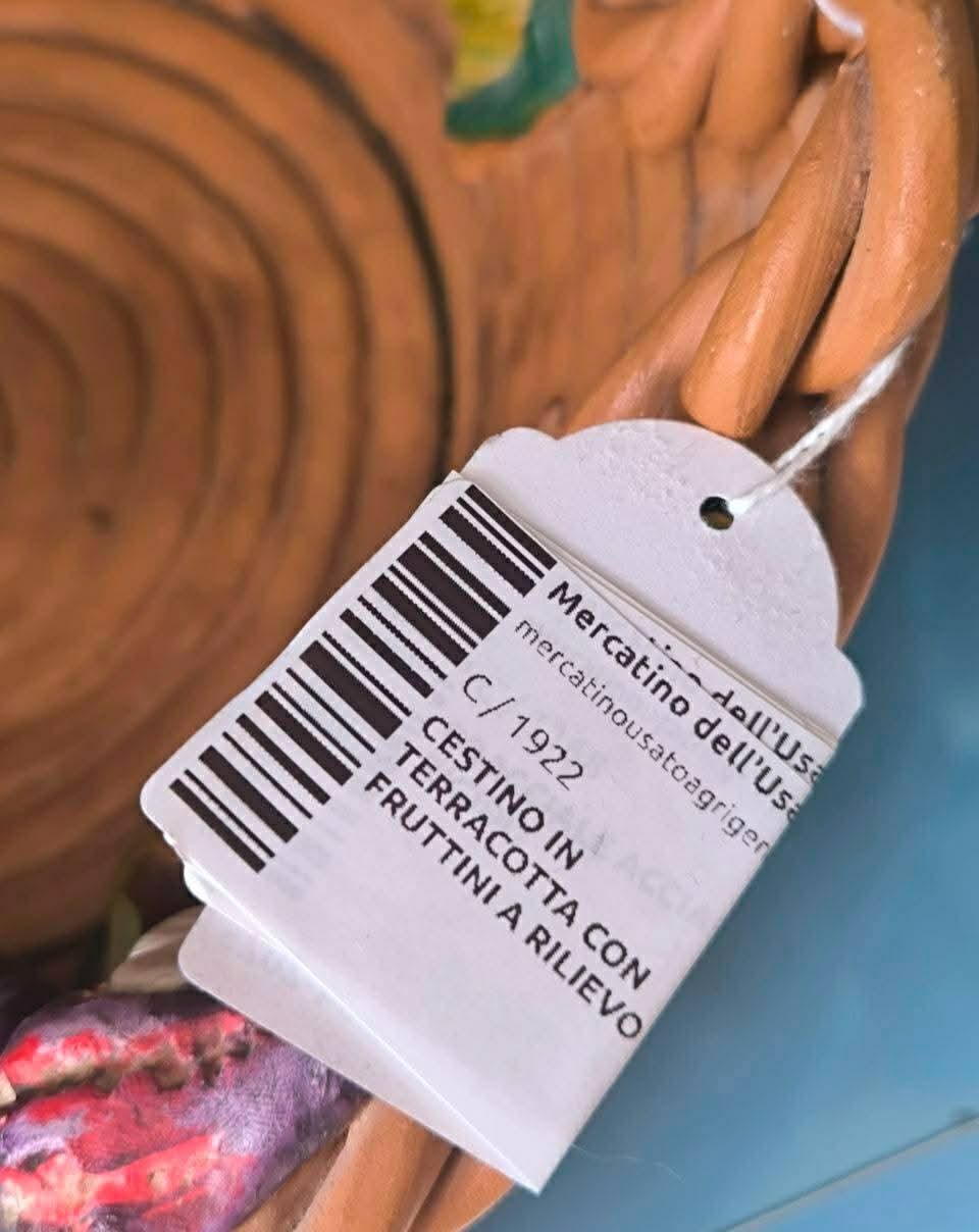 Cestino In Terracotta Con Fruttini A Rilievo