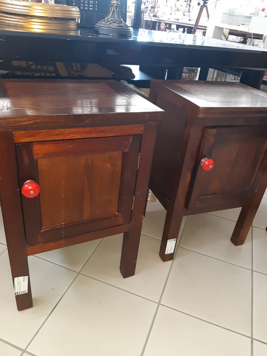 Coppia Di Comodini In Legno  Pomelli Rossi