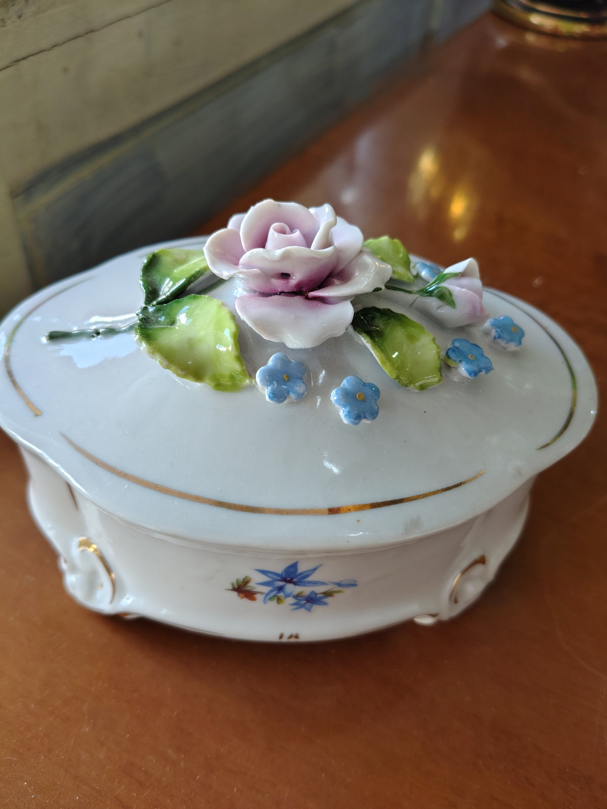 Cofanetto In Porcellana Con Applicazione E Fiori A Rilievo