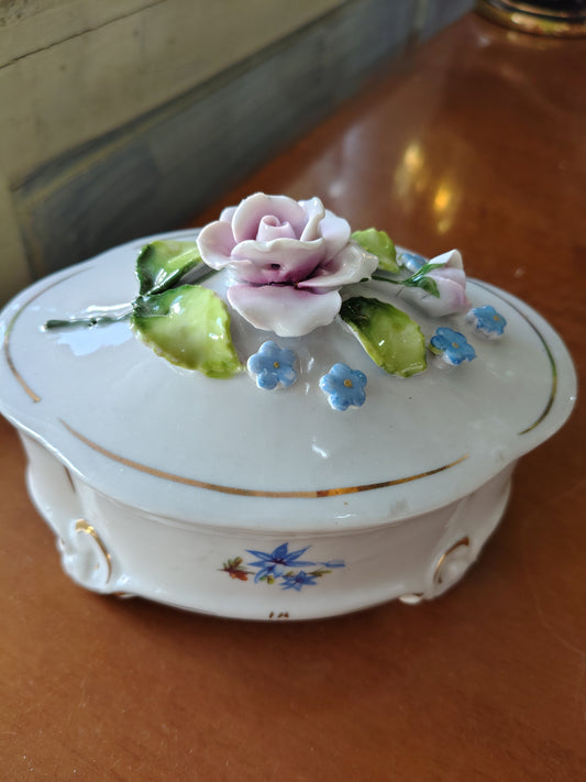 Cofanetto In Porcellana Con Applicazione E Fiori A Rilievo