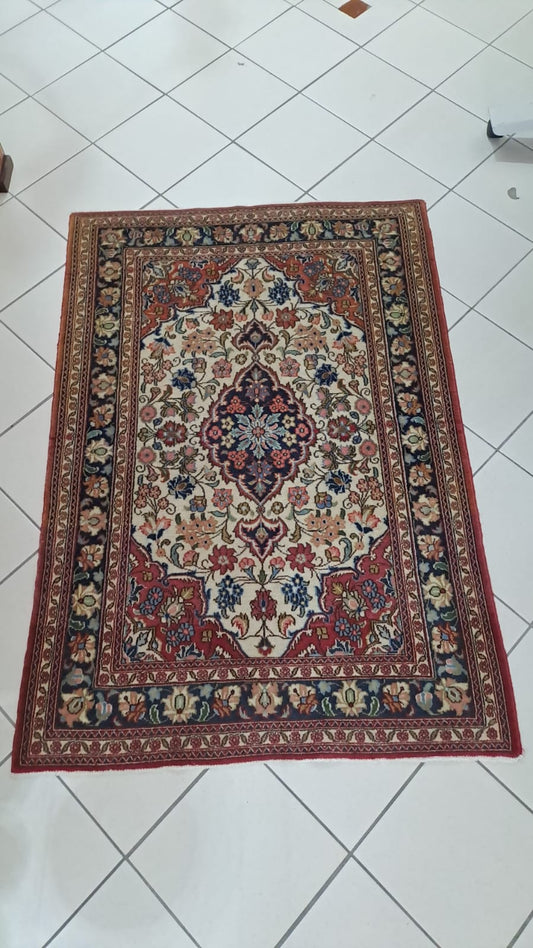 Tappeto Persiano Motivi Floreali Base Avorio Medaglione Centrale Blu/roso/rosa Rov. 150x102